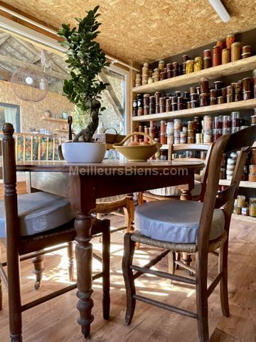 Grange en pierre rénovée de façon contemporaine et son gite indépendant.