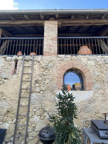 Grange en pierre rénovée de façon contemporaine et son gite indépendant.