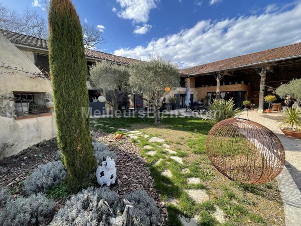 Grange en pierre rénovée de façon contemporaine et son gite indépendant.