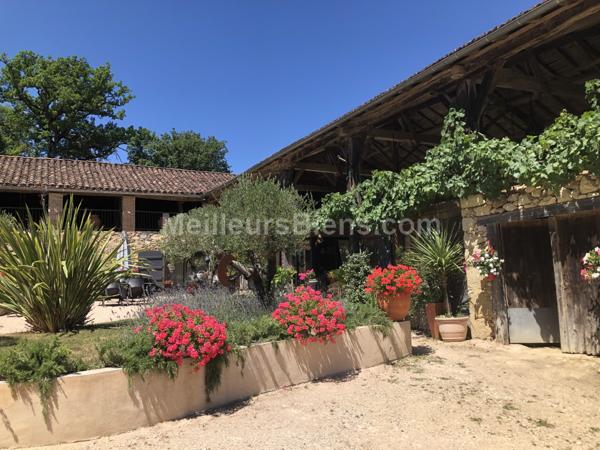 Grange en pierre rénovée de façon contemporaine et son gite indépendant.