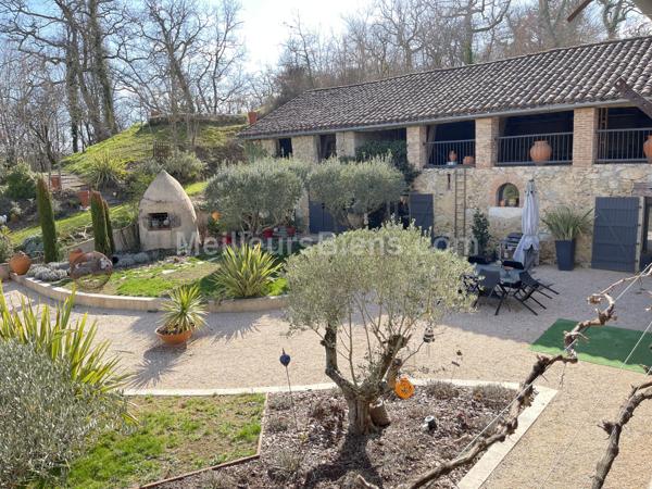 Grange en pierre rénovée de façon contemporaine et son gite indépendant.