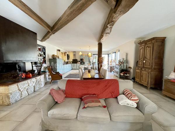 Grange en pierre rénovée de façon contemporaine et son gite indépendant.