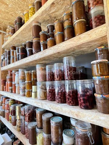 Grange en pierre rénovée de façon contemporaine et son gite indépendant.