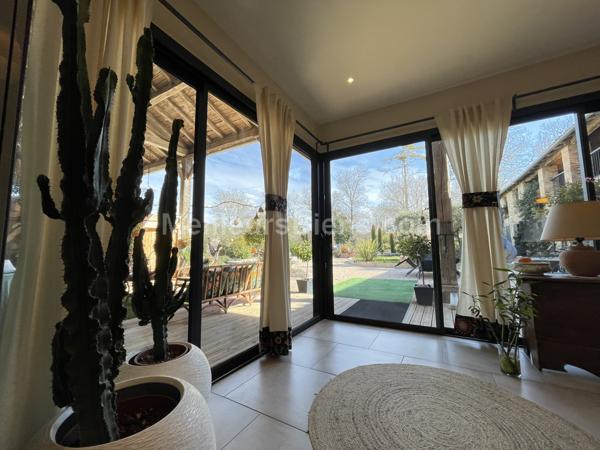 Grange en pierre rénovée de façon contemporaine et son gite indépendant.