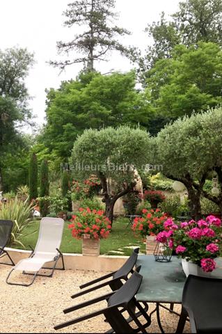 Grange en pierre rénovée de façon contemporaine et son gite indépendant.