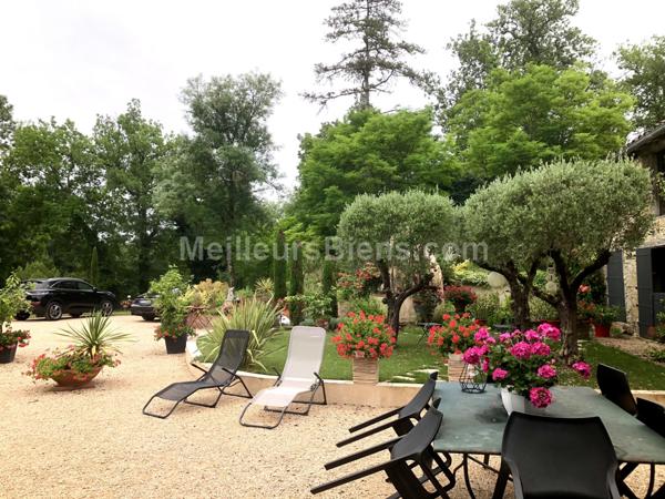 Grange en pierre rénovée de façon contemporaine et son gite indépendant.