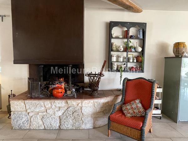 Grange en pierre rénovée de façon contemporaine et son gite indépendant.