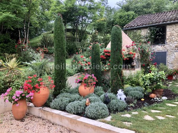 Grange en pierre rénovée de façon contemporaine et son gite indépendant.