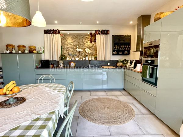 Grange en pierre rénovée de façon contemporaine et son gite indépendant.