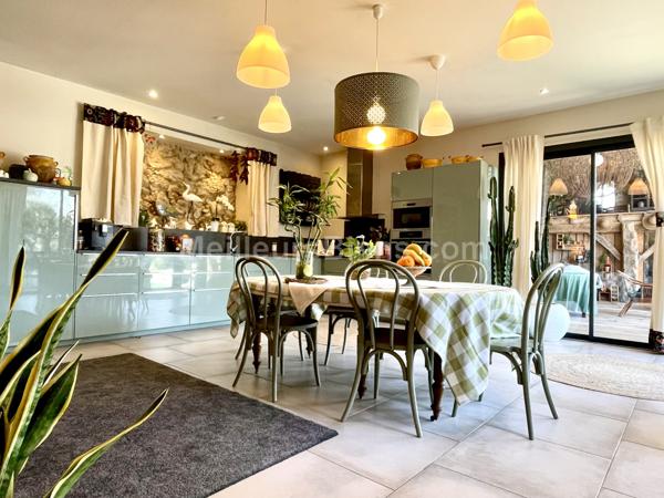 Grange en pierre rénovée de façon contemporaine et son gite indépendant.