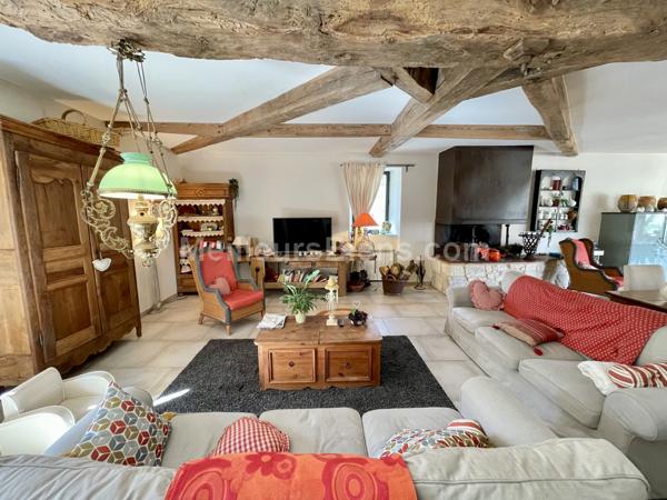 Grange en pierre rénovée de façon contemporaine et son gite indépendant.