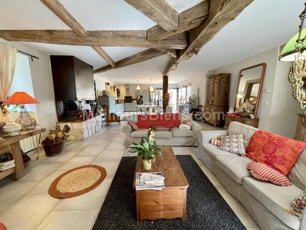 Grange en pierre rénovée de façon contemporaine et son gite indépendant.