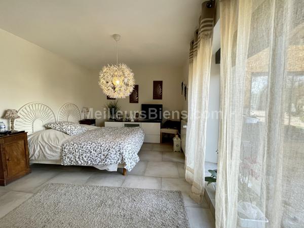 Grange en pierre rénovée de façon contemporaine et son gite indépendant.