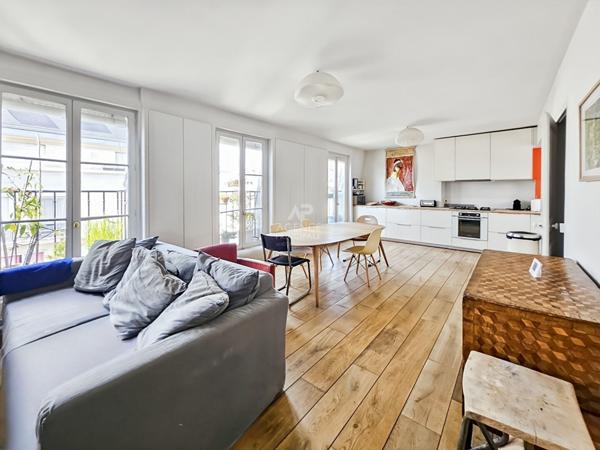 Abbesses - Dernier étage - Vue Tour Eiffel - Triple exposition - Bien rare €1 060 000 ** - Référence 6755-NG