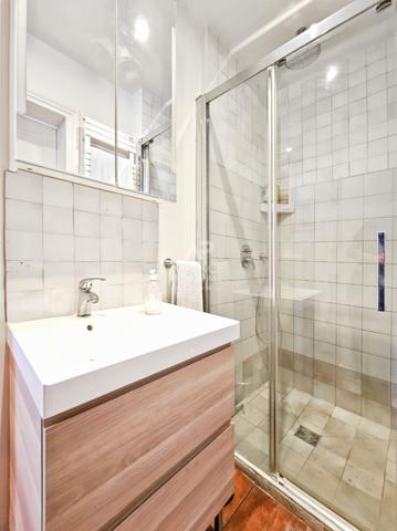 Abbesses - Dernier étage - Vue Tour Eiffel - Triple exposition - Bien rare €1 060 000 ** - Référence 6755-NG