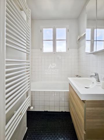 Abbesses - Dernier étage - Vue Tour Eiffel - Triple exposition - Bien rare €1 060 000 ** - Référence 6755-NG