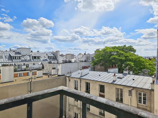 Abbesses - Dernier étage - Vue Tour Eiffel - Triple exposition - Bien rare €1 060 000 ** - Référence 6755-NG