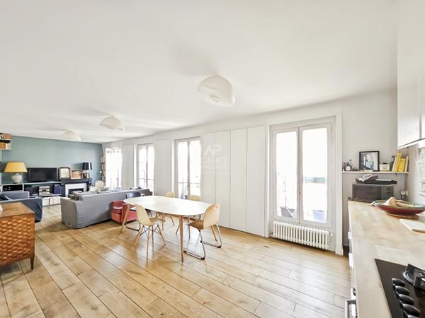 Abbesses - Dernier étage - Vue Tour Eiffel - Triple exposition - Bien rare €1 060 000 ** - Référence 6755-NG
