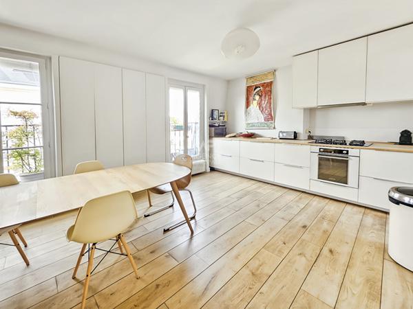 Abbesses - Dernier étage - Vue Tour Eiffel - Triple exposition - Bien rare €1 060 000 ** - Référence 6755-NG