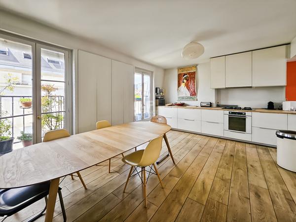 Abbesses - Dernier étage - Vue Tour Eiffel - Triple exposition - Bien rare €1 060 000 ** - Référence 6755-NG