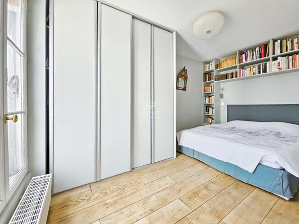 Abbesses - Dernier étage - Vue Tour Eiffel - Triple exposition - Bien rare €1 060 000 ** - Référence 6755-NG