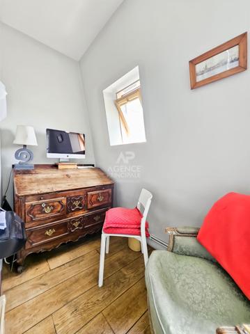 Abbesses - Dernier étage - Vue Tour Eiffel - Triple exposition - Bien rare €1 060 000 ** - Référence 6755-NG