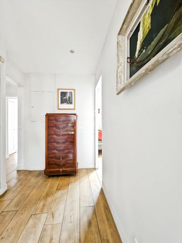 Abbesses - Dernier étage - Vue Tour Eiffel - Triple exposition - Bien rare €1 060 000 ** - Référence 6755-NG