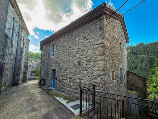 Maison en pierre au cœur d’Antraigues-sur-Volane
