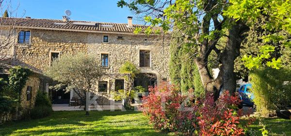 Propriété de caractère en pierre  – Élégance provençale confidentielle avec jardin paysager et pisci