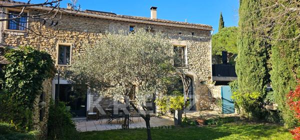 Propriété de caractère en pierre  – Élégance provençale confidentielle avec jardin paysager et pisci
