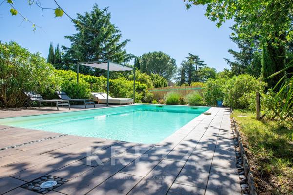 Propriété de caractère en pierre  – Élégance provençale confidentielle avec jardin paysager et pisci