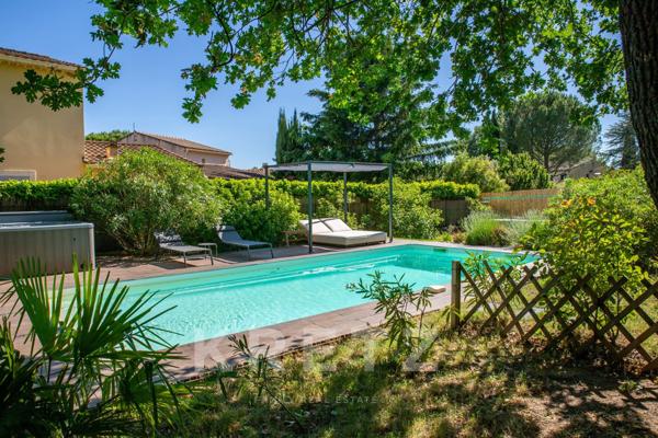 Propriété de caractère en pierre  – Élégance provençale confidentielle avec jardin paysager et pisci