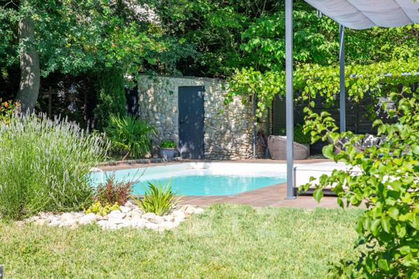 Propriété de caractère en pierre  – Élégance provençale confidentielle avec jardin paysager et pisci
