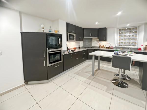 Maison rénovée 6 pièces sous sol total piscine