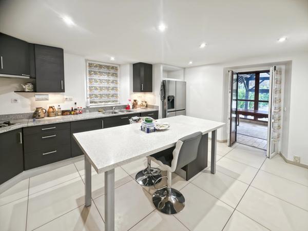 Maison rénovée 6 pièces sous sol total piscine