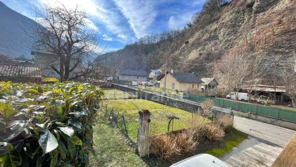 Maison de village à vendre en Maurienne, proche stations de ski, avec terrain plat, double garage et fort potentiel habitable