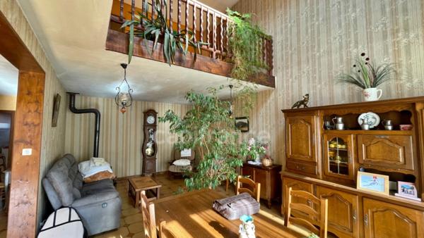 Maison de village à vendre en Maurienne, proche stations de ski, avec terrain plat, double garage et fort potentiel habitable