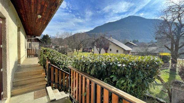 Maison de village à vendre en Maurienne, proche stations de ski, avec terrain plat, double garage et fort potentiel habitable