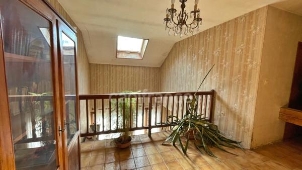 Maison de village à vendre en Maurienne, proche stations de ski, avec terrain plat, double garage et fort potentiel habitable