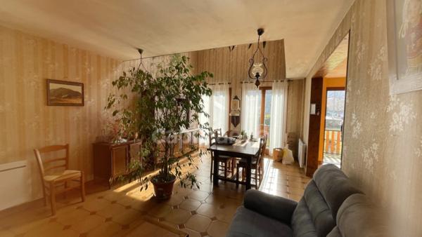 Maison de village à vendre en Maurienne, proche stations de ski, avec terrain plat, double garage et fort potentiel habitable