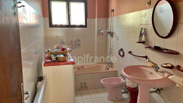 Maison de village à vendre en Maurienne, proche stations de ski, avec terrain plat, double garage et fort potentiel habitable