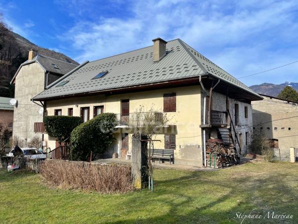 Maison de village à vendre en Maurienne, proche stations de ski, avec terrain plat, double garage et fort potentiel habitable