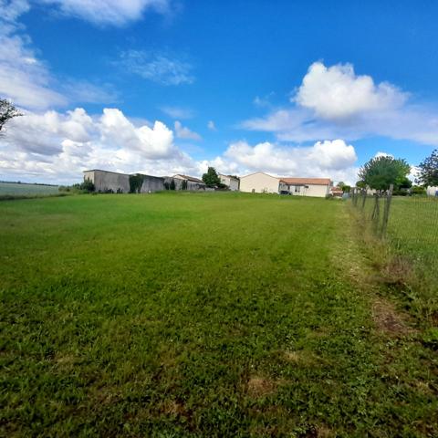 Terrain à bâtir viabilisé de 847,00 m² CHAMPNIERS (16)