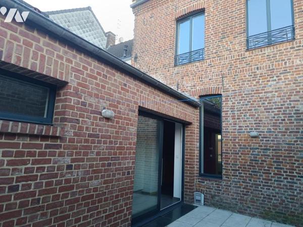 MAISON DE VILLE EN BRIQUES – GRAND PORCHE-JARDIN ET BEAU POTENTIEL !