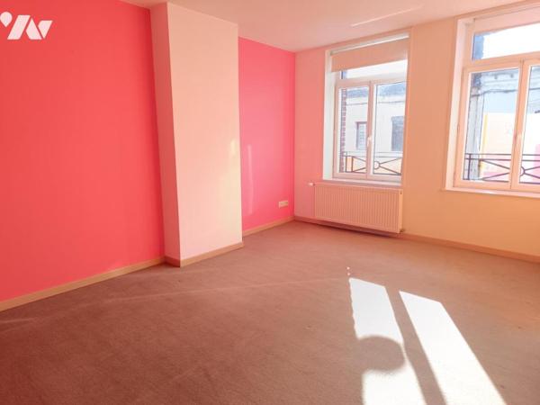 MAISON DE VILLE EN BRIQUES – GRAND PORCHE-JARDIN ET BEAU POTENTIEL !