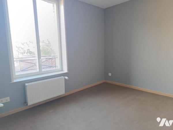 MAISON DE VILLE EN BRIQUES – GRAND PORCHE-JARDIN ET BEAU POTENTIEL !