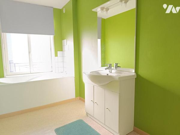 MAISON DE VILLE EN BRIQUES – GRAND PORCHE-JARDIN ET BEAU POTENTIEL !