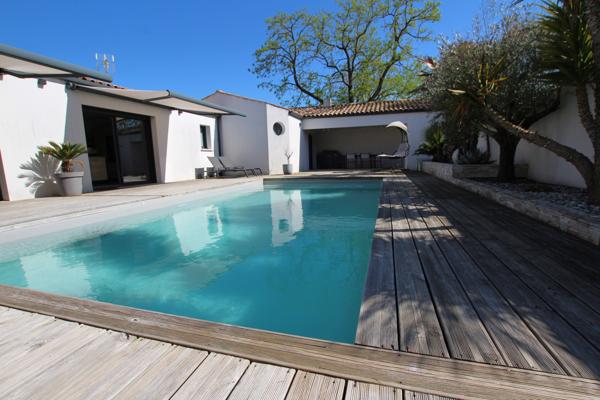 Maison contemporaine avec piscine