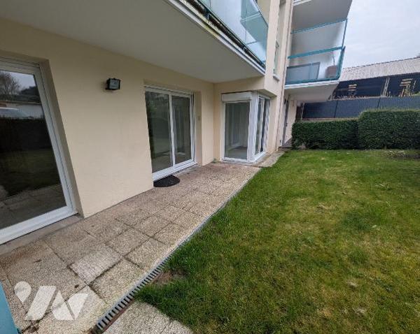 A proximité immédiate de la place dans résidence recherchée pour son calme, appartement à rafra...