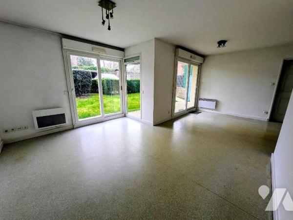 A proximité immédiate de la place dans résidence recherchée pour son calme, appartement à rafra...